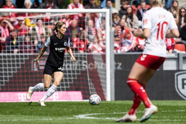 GER, 1.FFBL, 1.FC Koeln vs Eintracht Frankfurt 23.04.2023, RheinEnergieSTADION, Koeln, GER, 1.FFBL, 1.FC Koeln vs Eintracht Frankfurt im Bild picture shows Sara Doorsoun (Eintracht Frankfurt, 33) Einzelaktion; Ganzkörper Ganzkoerper ; Ball am Fuss;