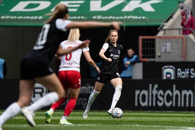 GER, 1.FFBL, 1.FC Koeln vs Eintracht Frankfurt 23.04.2023, RheinEnergieSTADION, Koeln, GER, 1.FFBL, 1.FC Koeln vs Eintracht Frankfurt im Bild picture shows Sjoeke Nüsken (Eintracht Frankfurt, 8) Einzelaktion; Ganzkörper Ganzkoerper ; Ball am Fuss;