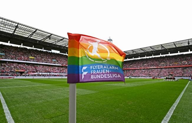 Fussball, Frauen Bundesliga, Deutschland, Herren, Saison 2022 2023, Rhein Energie Stadion Köln, 1. FC Köln - Eintracht Frankfurt; Rekordkulisse in der Flyeralarm Frauen Bundesliga im Rhein Energie Stadion Köln. Feature, Symbol, Symbolbild, Einzelbild. DFB DFL REGULATIONS PROHIBIT ANY USE OF PHOTOGRAPHS AS IMAGE SEQUENCES AND OR QUASI-VIDEO