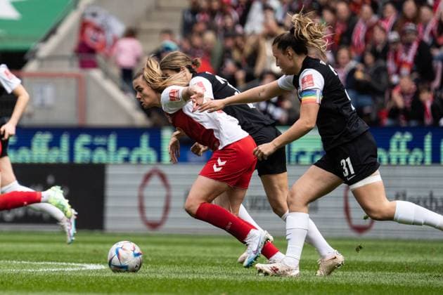 GER, 1.FFBL, 1.FC Koeln vs Eintracht Frankfurt 23.04.2023, RheinEnergieSTADION, Koeln, GER, 1.FFBL, 1.FC Koeln vs Eintracht Frankfurt im Bild picture shows Zweikampf zwischen Selina Cerci (1. FC Koeln, 29) und Tanja Pawollek (Eintracht Frankfurt, 31)