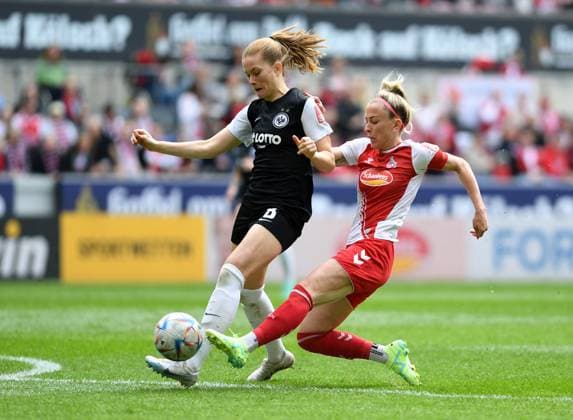 23.04.2023, Cologne, Germany, Rhein-Energie-Stadium, 1. FC Koeln vs Eintracht Frankfurt - Frauen Bundesliga, Sjoeke Nuesken (Eintracht Frankfurt) und Mandy Islacker (1. FC Koeln) im Zweikampf (Foto Ralf Treese, Ralf Treese) DFB DFL REGULATIONS PROHIBIT ANY USE OF PHOTOGRAPHS AS IMAGE SEQUENCES AND OR QUASI-VIDEO. Cologne Rhein-Energie-Stadium North Rhine-Westphalia Germany