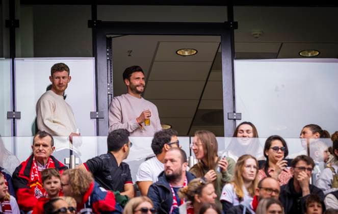 Cologne, Germany. 23rd Apr, 2023. Jonas Hector (Köln) genießt das Spiel der FC Frauen nach Bekanntgabe seines Karriereendes - Florian Kainz (Köln) Frauen Bundesliga 1. FC Köln - Eintracht Frankfurt 23.04.2023