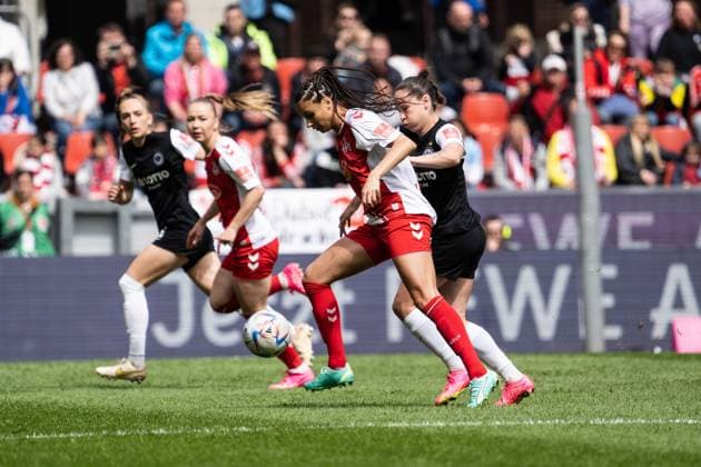 GER, 1.FFBL, 1.FC Koeln vs Eintracht Frankfurt 23.04.2023, RheinEnergieSTADION, Koeln, GER, 1.FFBL, 1.FC Koeln vs Eintracht Frankfurt im Bild picture shows Zweikampf zwischen Genessee Puntigam (1. FC Koeln, 13) und Geraldine Reuteler (Eintracht Frankfurt, 14)