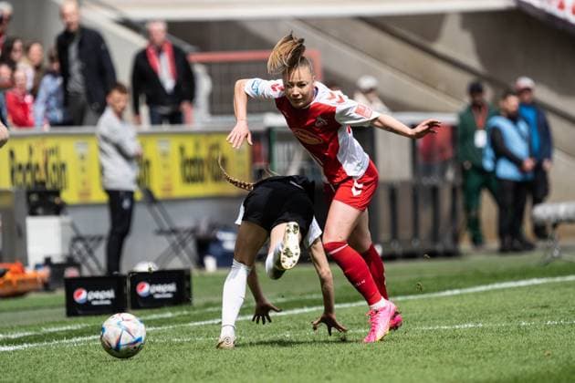 GER, 1.FFBL, 1.FC Koeln vs Eintracht Frankfurt 23.04.2023, RheinEnergieSTADION, Koeln, GER, 1.FFBL, 1.FC Koeln vs Eintracht Frankfurt im Bild picture shows Zweikampf zwischen Sophia Kleinherne (Eintracht Frankfurt, 4) und Weronika Zawistowska (1. FC Koeln, 24)