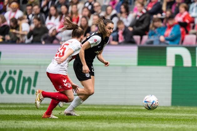 GER, 1.FFBL, 1.FC Koeln vs Eintracht Frankfurt 23.04.2023, RheinEnergieSTADION, Koeln, GER, 1.FFBL, 1.FC Koeln vs Eintracht Frankfurt im Bild picture shows Zweikampf zwischen Laura Donhauser (1. FC Koeln, 25) und Barbara Dunst (Eintracht Frankfurt, 28)