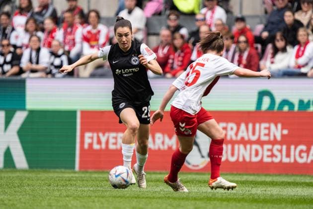 GER, 1.FFBL, 1.FC Koeln vs Eintracht Frankfurt 23.04.2023, RheinEnergieSTADION, Koeln, GER, 1.FFBL, 1.FC Koeln vs Eintracht Frankfurt im Bild picture shows Zweikampf zwischen Laura Donhauser (1. FC Koeln, 25) und Barbara Dunst (Eintracht Frankfurt, 28)