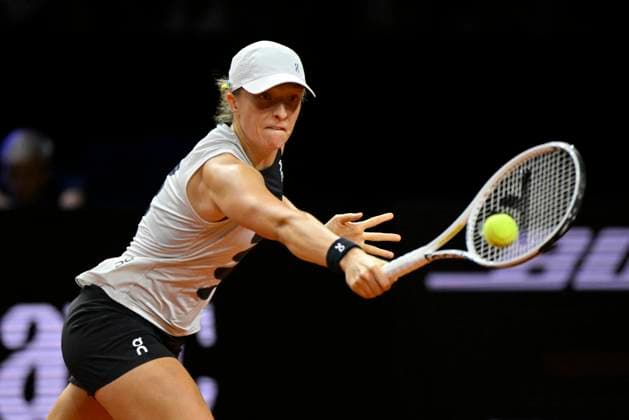 Iga Swiatek (POL) Aktion Tennis Damen Porsche-Cup Porsche Tennis Grand Prix GP Stuttgart 2023 Finale Porsche Arena 23.04.2022 DFL REGULATIONS PROHIBIT ANY USE OF PHOTOGRAPHS AS IMAGE SEQUENCES AND OR QUASI-VIDEO Porsche Tennis Grand Prix GP Stuttgart 2023