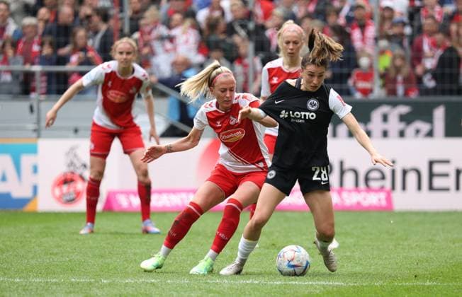 Mandy Islacker (Köln), Barbara Dunst (SGE), 1. FC Köln - Eintracht Frankfurt, Flyeralarm Frauen Bundesliga, 18. Spieltag, Rhein-Energie-Stadion Köln, Deutschland, 18.03.2023.