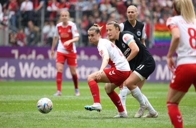 Selina Cerci (Köln), Tanja Pawollek (SGE), 1. FC Köln - Eintracht Frankfurt, Flyeralarm Frauen Bundesliga, 18. Spieltag, Rhein-Energie-Stadion Köln, Deutschland, 18.03.2023.