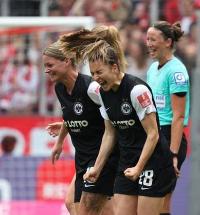 Torjubel 0-1 Verena Hanshaw (SGE), Barbara Dunst (SGE), 1. FC Köln - Eintracht Frankfurt, Flyeralarm Frauen Bundesliga, 18. Spieltag, Rhein-Energie-Stadion Köln, Deutschland, 18.03.2023.