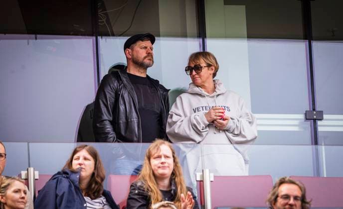 Cologne, Germany. 23rd Apr, 2023. Trainer Steffen Baumgart (Köln) genießt das Spiel der FC Frauen mit seiner Frau Katja Baumgart Frauen Bundesliga 1. FC Köln - Eintracht Frankfurt 23.04.2023