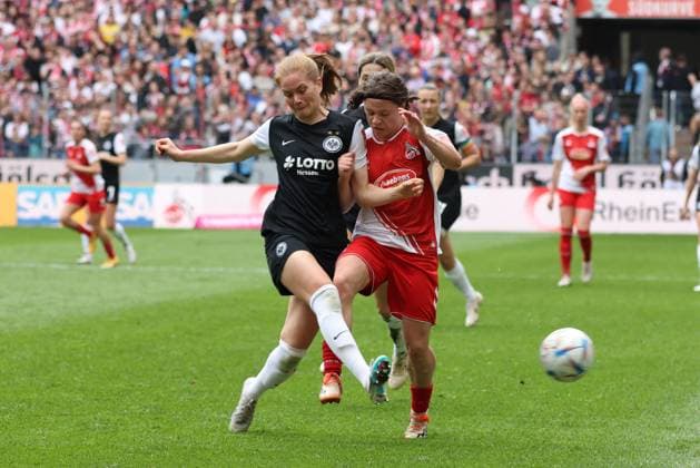 Sjoeke Nüsken (SGE), Ally Gudorf (Köln), 1. FC Köln - Eintracht Frankfurt, Flyeralarm Frauen Bundesliga, 18. Spieltag, Rhein-Energie-Stadion Köln, Deutschland, 18.03.2023.