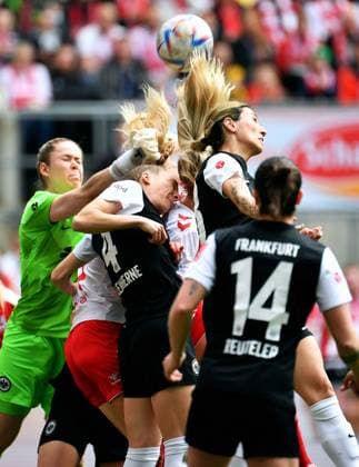 Fussball, Frauen Bundesliga, Deutschland, Herren, Saison 2022 2023, Rhein Energie Stadion Köln, 1. FC Köln - Eintracht Frankfurt; Stina Johannes (SGE), Sophia Kleinherne (SGE). Aktion DFB DFL REGULATIONS PROHIBIT ANY USE OF PHOTOGRAPHS AS IMAGE SEQUENCES AND OR QUASI-VIDEO