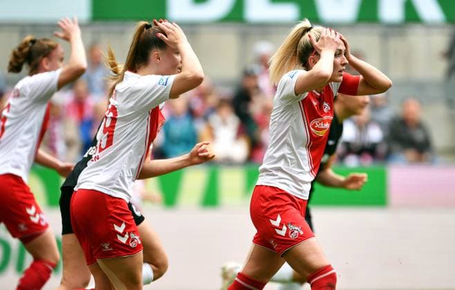 Fussball, Frauen Bundesliga, Deutschland, Herren, Saison 2022 2023, Rhein Energie Stadion Köln, 1. FC Köln - Eintracht Frankfurt; Mandy Islacker (FC) enttäuscht nach vergebener Torchance. Enttäuschung, Frust, Aktion. DFB DFL REGULATIONS PROHIBIT ANY USE OF PHOTOGRAPHS AS IMAGE SEQUENCES AND OR QUASI-VIDEO