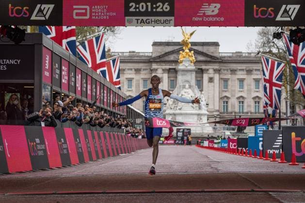 Bilder des Jahres 2023, Sport 04 April Sport Themen der Woche KW16 Mandatory Credit: Photo by Adam Warner for London Marathon Events Shutterstock (13883890c) Kelvin Kiptum (KEN) celebrates as he crosses the finish line on The Mall to win the Elite Men s Race in a new course record time at The TCS London Marathon on Sunday 23rd April 2023. London Marathon, UK - 23 Apr 2023 London Marathon, UK - 23 Apr 2023  Copyright: xAdamxWarnerxforxLondonxMarathonxEvents Shutterstockx 13883890c