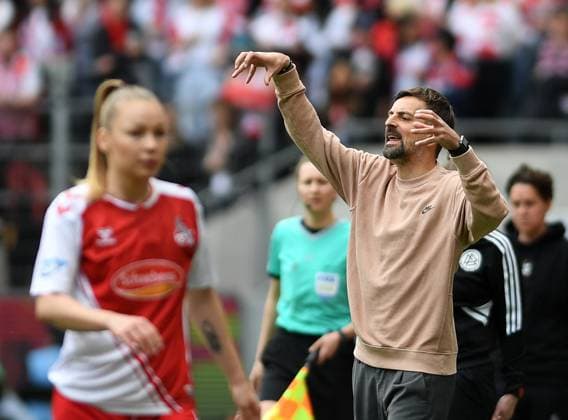 23.04.2023, Cologne, Germany, Rhein-Energie-Stadium, 1. FC Koeln vs Eintracht Frankfurt - Frauen Bundesliga, Trainer Niko Arnautis (Eintracht Frankfurt) gestikuliert, gestik (Foto Ralf Treese, Ralf Treese) DFB DFL REGULATIONS PROHIBIT ANY USE OF PHOTOGRAPHS AS IMAGE SEQUENCES AND OR QUASI-VIDEO. Cologne Rhein-Energie-Stadium North Rhine-Westphalia Germany