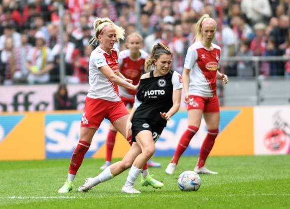 23.04.2023, Cologne, Germany, Rhein-Energie-Stadium, 1. FC Koeln vs Eintracht Frankfurt - Frauen Bundesliga, Mandy Islacker (1. FC Koeln) und Barbara Dunst (Eintracht Frankfurt) im Zweikampf (Foto Ralf Treese, Ralf Treese) DFB DFL REGULATIONS PROHIBIT ANY USE OF PHOTOGRAPHS AS IMAGE SEQUENCES AND OR QUASI-VIDEO. Cologne Rhein-Energie-Stadium North Rhine-Westphalia Germany