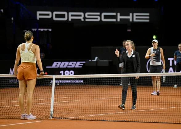 Stuhlschiedsrichterin Schiedsrichterin Referee Miriam BLEY im Gespraech Diskussion mit Aryna Sabalenka (BLR) hinten wartet Iga Swiatek (POL) Tennis Damen Porsche-Cup Porsche Tennis Grand Prix GP Stuttgart 2023 Finale Porsche Arena 23.04.2022 DFL REGULATIONS PROHIBIT ANY USE OF PHOTOGRAPHS AS IMAGE SEQUENCES AND OR QUASI-VIDEO Porsche Tennis Grand Prix GP Stuttgart 2023