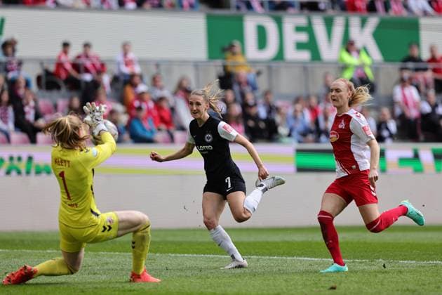 Flyeralarm Frauen - Bundesliga 2022-2023: 1. FC Köln - SG Eintracht Frankfurt Manon Klett (FC, 1) pariert gegen Lara Prasnikar (FRA, 7) Köln RheinEnergieStadion Nordrhein-Westfalen Deutschland
