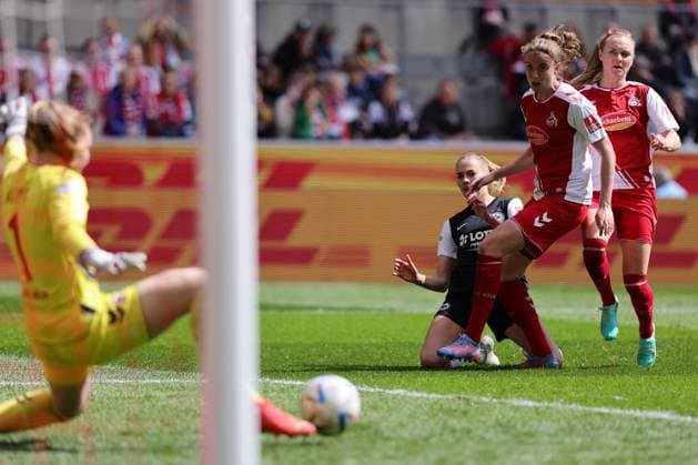 Flyeralarm Frauen - Bundesliga 2022-2023: 1. FC Köln - SG Eintracht Frankfurt Manon Klett (FC, 1) pariert gegen Laura Freigang (FRA, 10) mit Myrthe Moorrees (FC, 6) Köln RheinEnergieStadion Nordrhein-Westfalen Deutschland