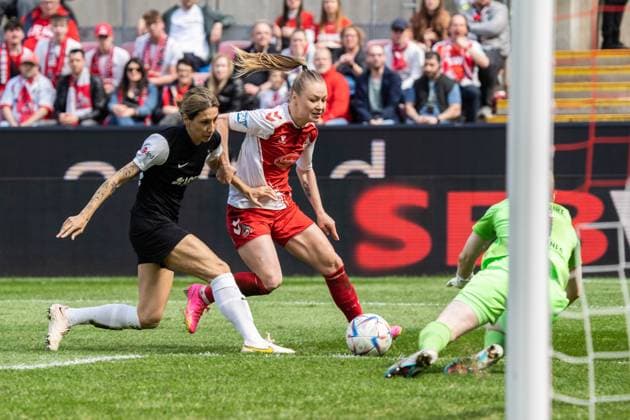 GER, 1.FFBL, 1.FC Koeln vs Eintracht Frankfurt 23.04.2023, RheinEnergieSTADION, Koeln, GER, 1.FFBL, 1.FC Koeln vs Eintracht Frankfurt im Bild picture shows Zweikampf zwischen Sara Doorsoun (Eintracht Frankfurt, 33) Weronika Zawistowska (1. FC Koeln, 24)