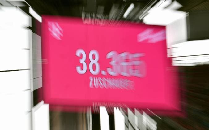 Fussball, Frauen Bundesliga, Deutschland, Herren, Saison 2022 2023, Rhein Energie Stadion Köln, 1. FC Köln - Eintracht Frankfurt; Zuschauerrekord in der Frauen Bundesliga. Feature, Symbol, Symbolbild, Einzelbild. DFB DFL REGULATIONS PROHIBIT ANY USE OF PHOTOGRAPHS AS IMAGE SEQUENCES AND OR QUASI-VIDEO