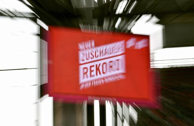 Fussball, Frauen Bundesliga, Deutschland, Herren, Saison 2022 2023, Rhein Energie Stadion Köln, 1. FC Köln - Eintracht Frankfurt; Zuschauerrekord in der Frauen Bundesliga. Feature, Symbol, Symbolbild, Einzelbild. DFB DFL REGULATIONS PROHIBIT ANY USE OF PHOTOGRAPHS AS IMAGE SEQUENCES AND OR QUASI-VIDEO