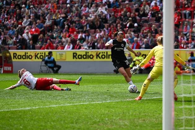 23.04.2023, GER, Fußball, FLYERALARM Frauen-Bundesliga 2022 2023, 1. FC Köln - Eintracht Frankfurt Carlotta Wamser (30 Frankfurt) legt den Ball vor. Köln RheinEnergieSTADION Nordrhein-Westfalen Deutschland
