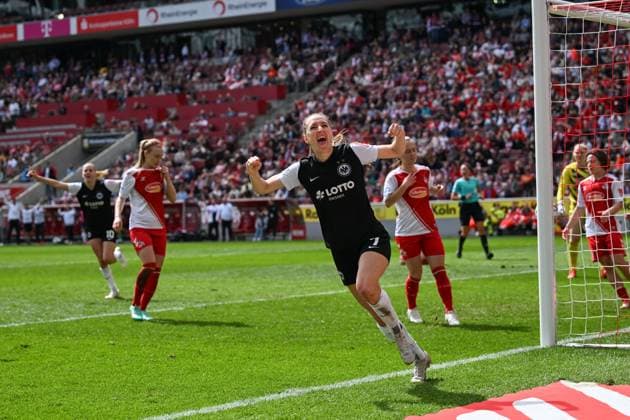 23.04.2023, GER, Fußball, FLYERALARM Frauen-Bundesliga 2022 2023, 1. FC Köln - Eintracht Frankfurt Lara Prasnikar (7 Frankfurt) bejubelt ihr Tor zum 2:0 für die Gäste. Köln RheinEnergieSTADION Nordrhein-Westfalen Deutschland