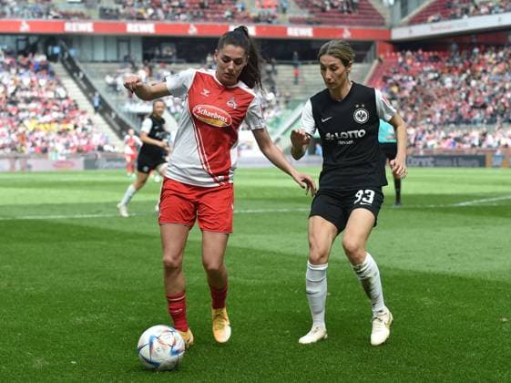 23.04.2023, Cologne, Germany, Rhein-Energie-Stadium, 1. FC Koeln vs Eintracht Frankfurt - Frauen Bundesliga, Manjou Wilde (1. FC Koeln) und Sara Doorsoun (Eintracht Frankfurt) im Zweikampf (Foto Ralf Treese, Ralf Treese) DFB DFL REGULATIONS PROHIBIT ANY USE OF PHOTOGRAPHS AS IMAGE SEQUENCES AND OR QUASI-VIDEO. Cologne Rhein-Energie-Stadium North Rhine-Westphalia Germany