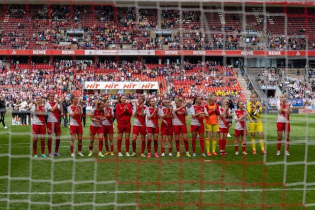 Team des FC Koeln (FC Koeln, Team) feiert trotz Niederlage mit den Fans FC Koeln vs. Eintracht Frankfurt, Fußball, Flyeralarm Frauen Bundesliga, 18. Spieltag, 2022 2023, 23.04.2023 DFL REGULATIONS PROHIBIT ANY USE OF PHOTOGRAPHS AS IMAGE SEQUENCES AND OR QUASI-VIDEO FC Koeln vs. Eintracht Frankfurt, Fußball, Flyeralarm Frauen Bundesliga, 18. Spieltag, 2022 2023, 23.04.2023 Köln Copyright: xEibner-Pressefoto FabioxDeinertx EP_FDT