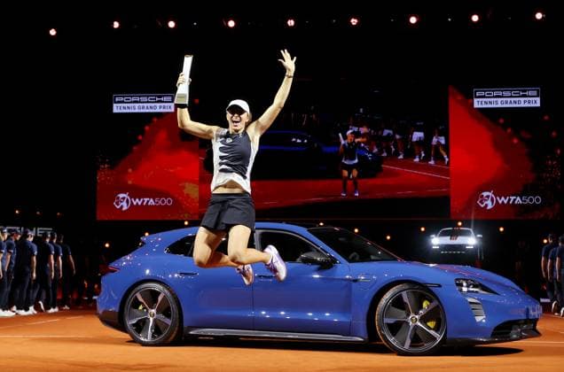 23.04.2023, Deutschland, Stuttgart, Porsche Tennis Grand Prix 2023 Finale, Iga Swiatek (POL) jubelt bei der Siegerehrung und springt hoch