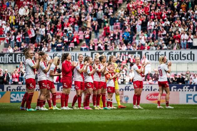 FLYERALARM Frauen Fussball Bundesliga, 1. FC Koeln - Eintracht Frankfurt Die Spielerinnen des 1. FC Koeln feiern trotz Niederlage mit den Fans im Stadion FLYERALARM Frauen Fussball Bundesliga, 1. FC Koeln - Eintracht Frankfurt, Koeln, Rheinenergiestadion *** FLYERALARM Womens Soccer Bundesliga, 1 FC Koeln Eintracht Frankfurt The players of 1 FC Koeln celebrate with the fans in the stadium despite defeat FLYERALARM Womens Soccer Bundesliga, 1 FC Koeln Eintracht Frankfurt, Koeln, Rheinenergiestadion Copyright: xBEAUTIFULxSPORTS Wunderlx
