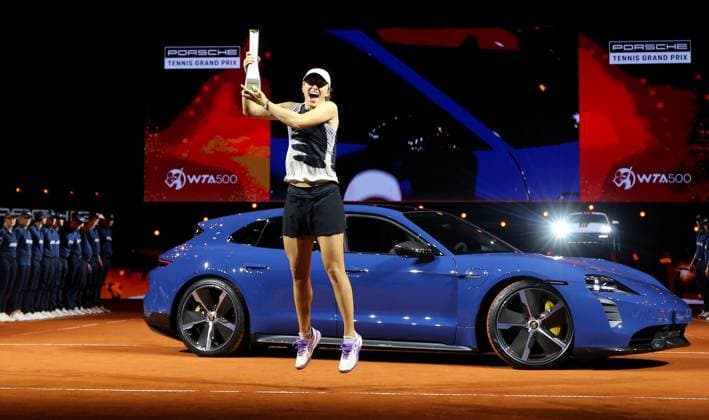 23.04.2023, Deutschland, Stuttgart, Porsche Tennis Grand Prix 2023 Finale, Iga Swiatek (POL) jubelt bei der Siegerehrung und springt hoch