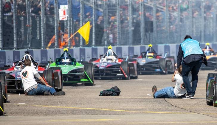 Bilder des Jahres 2023, Sport 04 April Sport Themen der Woche KW16 Sport Bilder des Tages Berlin, 23.04.23, Motorsport: Formel-E-Rennen, 2023 Sabic Berlin E-Prix, Rennen auf dem ehemaligen Flughafen Tempelhof. Klimaaktivisten der letzten Generation kleben auf der Startbahn der Rennstrecke. Start verzoegert sich. Formel-E Rennen 2023 *** Berlin, 23 04 23, motorsports Formula E race, 2023 Sabic Berlin E Prix, race at the former Tempelhof Airport Climate activists of the last generation stick on the runway of the race track start delayed Formula E race 2023