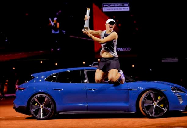 Siegerehrung Iga Swiatek (POL) Jubel Freude Emotion Sprung Freundensprung vor Siegerfahrzeug Porsche Taycan Turbo S Turismo Tennis Damen Porsche-Cup Porsche Tennis Grand Prix GP Stuttgart 2023 Finale Porsche Arena 23.04.2022 DFL REGULATIONS PROHIBIT ANY USE OF PHOTOGRAPHS AS IMAGE SEQUENCES AND OR QUASI-VIDEO Porsche Tennis Grand Prix GP Stuttgart 2023