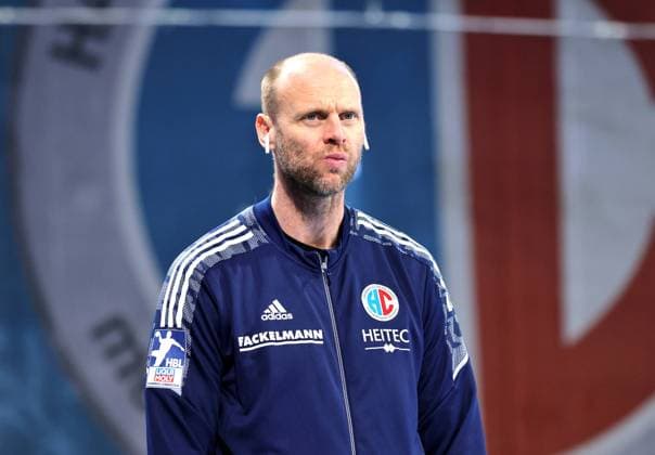 22.04.2023 - Handball - 1. Bundesliga LIQUI MOLY HBL - Saison 2022 2023 - 20. Spieltag: HC Erlangen Metropolregion Nürnberg HCE - GWD Minden - DaMa - Olafur Stefansson (Co-Trainer HC Erlangen HCE ) nachdenklich konzentriert vor Spielbeginn