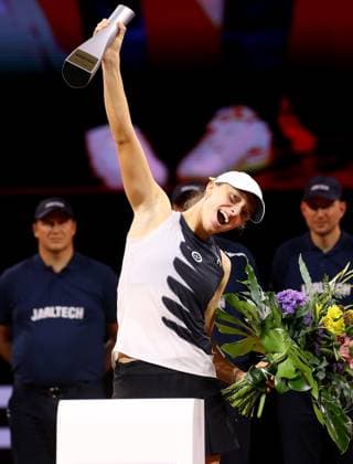 23.04.2023, Deutschland, Stuttgart, Porsche Tennis Grand Prix 2023 Finale, Iga Swiatek (POL) jubelt über den Sieg bei der Siegerehrung