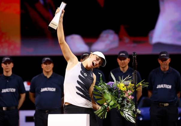 23.04.2023, Deutschland, Stuttgart, Porsche Tennis Grand Prix 2023 Finale, Iga Swiatek (POL) jubelt über den Sieg bei der Siegerehrung