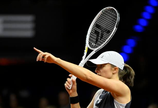 Iga Swiatek (POL) Gestik Geste Tennis Damen Porsche-Cup Porsche Tennis Grand Prix GP Stuttgart 2023 Finale Porsche Arena 23.04.2022 DFL REGULATIONS PROHIBIT ANY USE OF PHOTOGRAPHS AS IMAGE SEQUENCES AND OR QUASI-VIDEO Porsche Tennis Grand Prix GP Stuttgart 2023