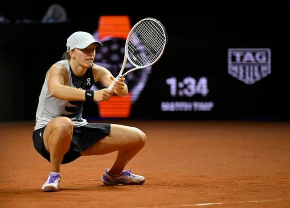 Iga Swiatek (POL) Aktion Tennis Damen Porsche-Cup Porsche Tennis Grand Prix GP Stuttgart 2023 Finale Porsche Arena 23.04.2022 DFL REGULATIONS PROHIBIT ANY USE OF PHOTOGRAPHS AS IMAGE SEQUENCES AND OR QUASI-VIDEO Porsche Tennis Grand Prix GP Stuttgart 2023
