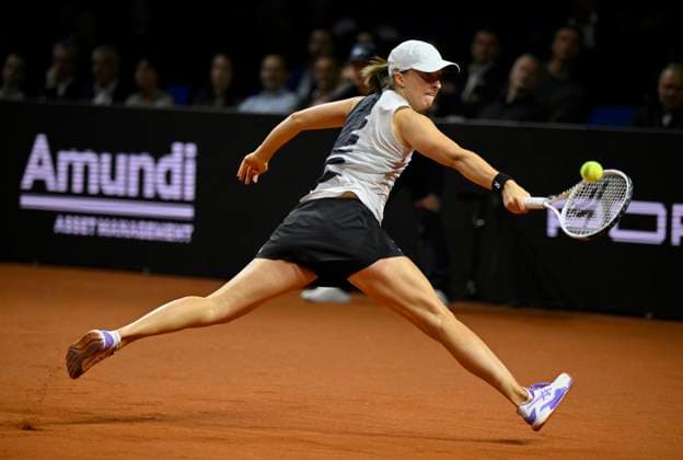 Iga Swiatek (POL) Aktion Tennis Damen Porsche-Cup Porsche Tennis Grand Prix GP Stuttgart 2023 Finale Porsche Arena 23.04.2022 DFL REGULATIONS PROHIBIT ANY USE OF PHOTOGRAPHS AS IMAGE SEQUENCES AND OR QUASI-VIDEO Porsche Tennis Grand Prix GP Stuttgart 2023