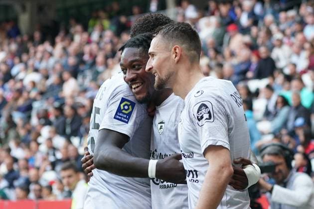 Joie - Muhammed Cham Saracevic (Clermont) - Elbasan Rashani (Clermont) FOOTBALL : OGC Nice vs Clermont Foot - Ligue 1 Uber Eats - Nice - 23 04 2023 NorbertScanella Panoramic 