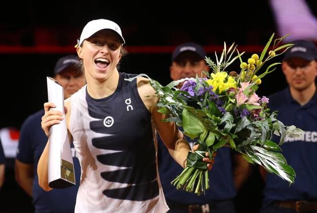 23.04.2023, Deutschland, Stuttgart, Porsche Tennis Grand Prix 2023 Finale, Iga Swiatek (POL) jubelt über den Sieg bei der Siegerehrung