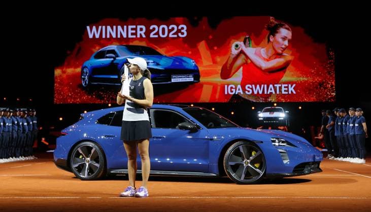 23.04.2023, Deutschland, Stuttgart, Porsche Tennis Grand Prix 2023 Finale, Iga Swiatek (POL) jubelt über den Sieg und küsst den Pokal
