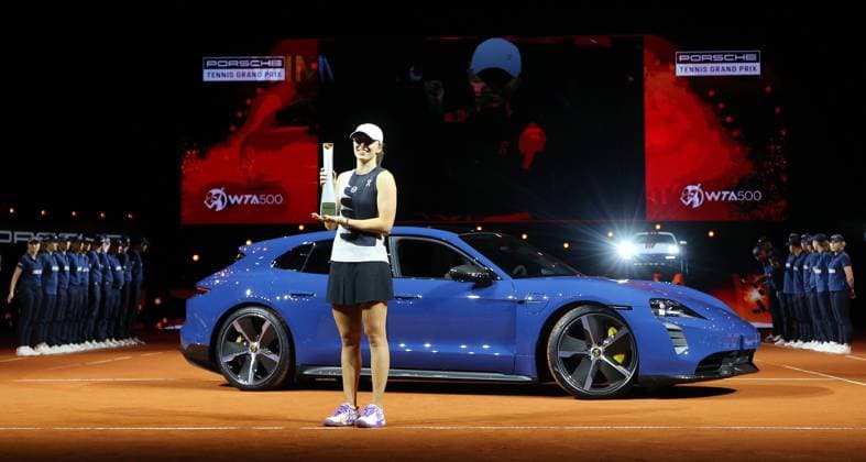 23.04.2023, Deutschland, Stuttgart, Porsche Tennis Grand Prix 2023 Finale, Iga Swiatek (POL) bei der Siegerehrung