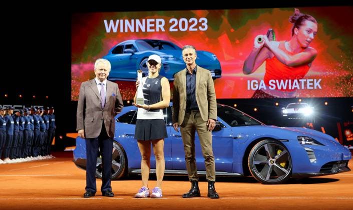 23.04.2023, Deutschland, Stuttgart, Porsche Tennis Grand Prix 2023 Finale, v.l.Wolfgang Porsche, Iga Swiatek (POL) und Lutz Meschke