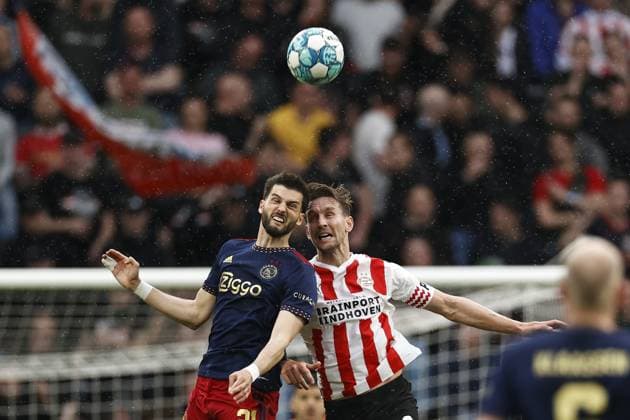 EINDHOVEN - (lr) Florian Grillitsch of Ajax, Luuk de Jong of PSV Eindhoven during the Dutch premier league match between PSV Eindhoven and Ajax Amsterdam at Phillips stadium on April 23, 2023 in Eindhoven, Netherlands. ANP MAURICE VAN STONE Dutch Eredivisie 2022 2023 xVIxANPxSportx xxANPxIVx 467702606 originalFilename: 467702606.jpg