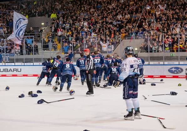 Sport Themen der Woche KW16 Es ist vollbracht: die Muenchner feiern unmittelbar nach Spielende die Meisterschaft. EHC Red Bull Muenchen gegen ERC Ingolstadt, Eishockey, DEL, Playoffs, Finale Spiel 5, Saison 2022 2023, 23.04.2023. EHC Red Bull Muenchen gegen ERC Ingolstadt, Eishockey, DEL, Playoffs, Finale Spiel 5, Saison 2022 2023, 23.04.2023. Muenchen *** It is done the Munich celebrate immediately after the end of the game the championship EHC Red Bull Muenchen against ERC Ingolstadt, ice hockey, DEL, playoffs, final game 5, season 2022 2023, 23 04 2023 EHC Red Bull Muenchen against ERC Ingolstadt, ice hockey, DEL, playoffs, final game 5, season 2022 2023, 23 04 2023 Muenchen Copyright: xEibner-Pressefoto HeikexFeinerx EP_HFR
