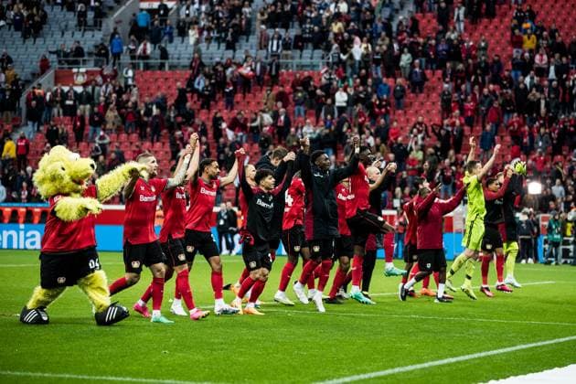Sport Themen der Woche KW16 1. Fussball Bundesliga; Bayer 04 Leverkusen - RB Leipzig Die Spieler von Bayer 04 Leverkusen feiern den Sieg in der Kurve 1. Fussball Bundesliga, Bayer 04 Leverkusen - RB Leipzig, BayArena Leverkusen DFL REGULATIONS PROHIBIT ANY USE OF PHOTOGRAPHS AS IMAGE SEQUENCES AND OR QUASI-VIDEO. *** 1 Football Bundesliga Bayer 04 Leverkusen RB Leipzig Bayer 04 Leverkusen players celebrate victory in the corner 1 Football Bundesliga, Bayer 04 Leverkusen RB Leipzig, BayArena Leverkusen DFL REGULATES PROHIBIT ANY USE OF PHOTOGRAPHS AS IMAGE SEQUENCES AND OR QUASI VIDEO Copyright: xBEAUTIFULxSPORTS Wunderlx